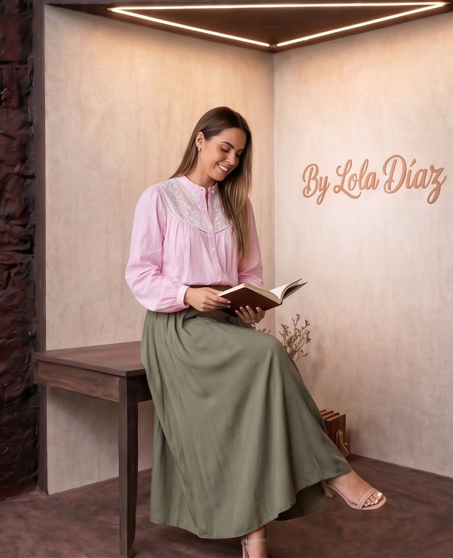 Blusa rosa claro para mujer con estampado fino de rayas diplomáticas, pechera y espalda con bordado floral blanco calado y cuello mao con botones frontales.
