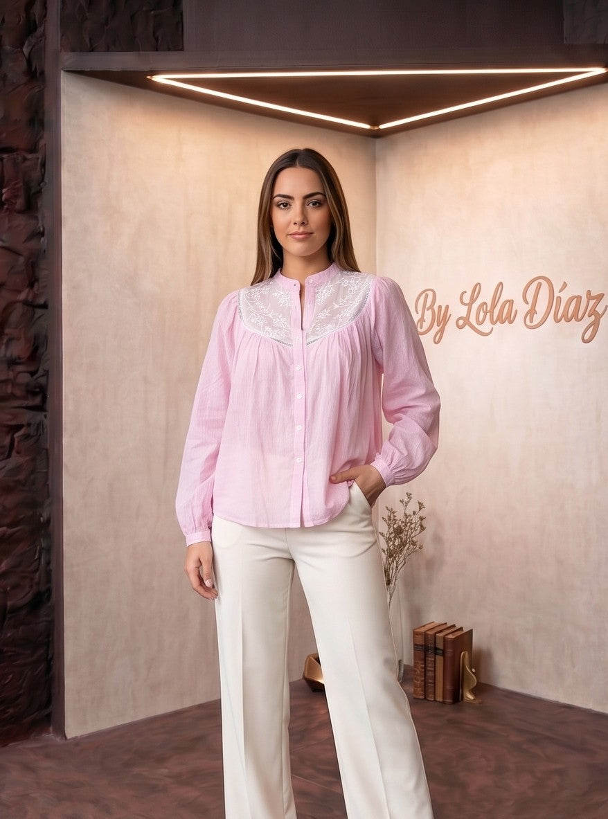 Blusa rosa claro para mujer con estampado fino de rayas diplomáticas, pechera y espalda con bordado floral blanco calado y cuello mao con botones frontales.