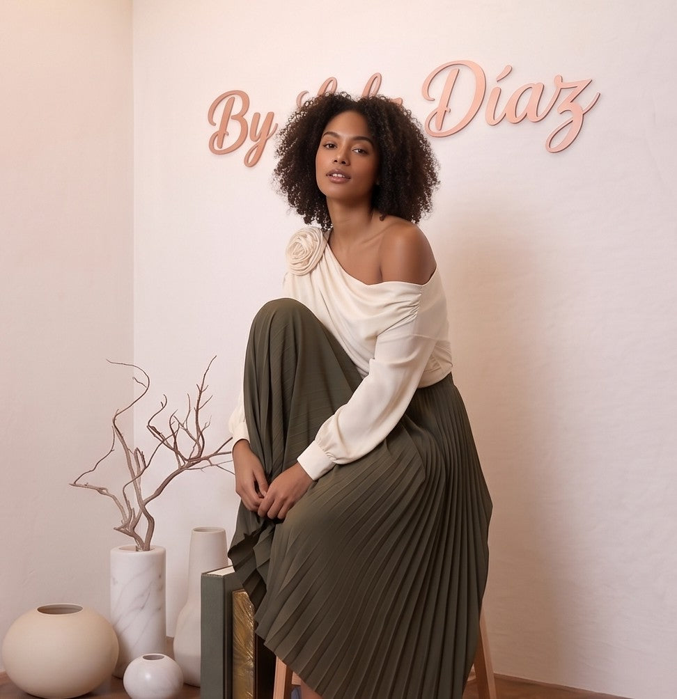 Blusa satinada de corte asimétrico con detalle de flor en relieve en el hombro, escote drapeado y manga larga abullonada disponible en varios colores
