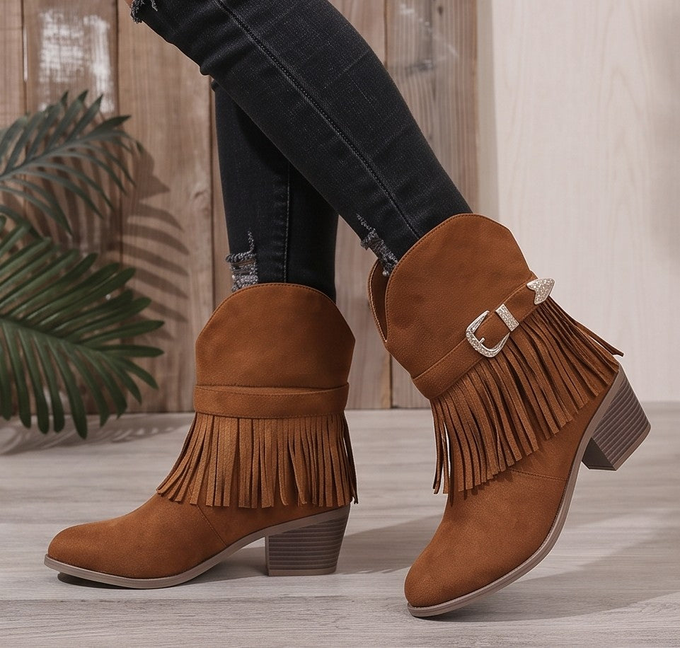 botas cowboy camperas para mujer de caña media con flecos decorativos y tira con hebilla grabada estilo western, confeccionadas en suave ante en cuatro tonos: blanco roto, marrón claro caramelo, negro clásico y rosa pastel, con tacón grueso cómodo y puntera redonda.