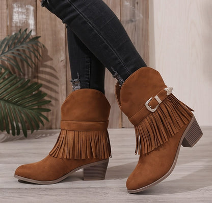 botas cowboy camperas para mujer de caña media con flecos decorativos y tira con hebilla grabada estilo western, confeccionadas en suave ante en cuatro tonos: blanco roto, marrón claro caramelo, negro clásico y rosa pastel, con tacón grueso cómodo y puntera redonda.