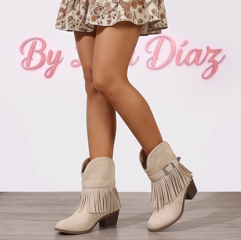 botas cowboy camperas para mujer de caña media con flecos decorativos y tira con hebilla grabada estilo western, confeccionadas en suave ante en cuatro tonos: blanco roto, marrón claro caramelo, negro clásico y rosa pastel, con tacón grueso cómodo y puntera redonda.
