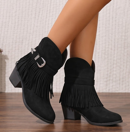 botas cowboy camperas para mujer de caña media con flecos decorativos y tira con hebilla grabada estilo western, confeccionadas en suave ante en cuatro tonos: blanco roto, marrón claro caramelo, negro clásico y rosa pastel, con tacón grueso cómodo y puntera redonda.