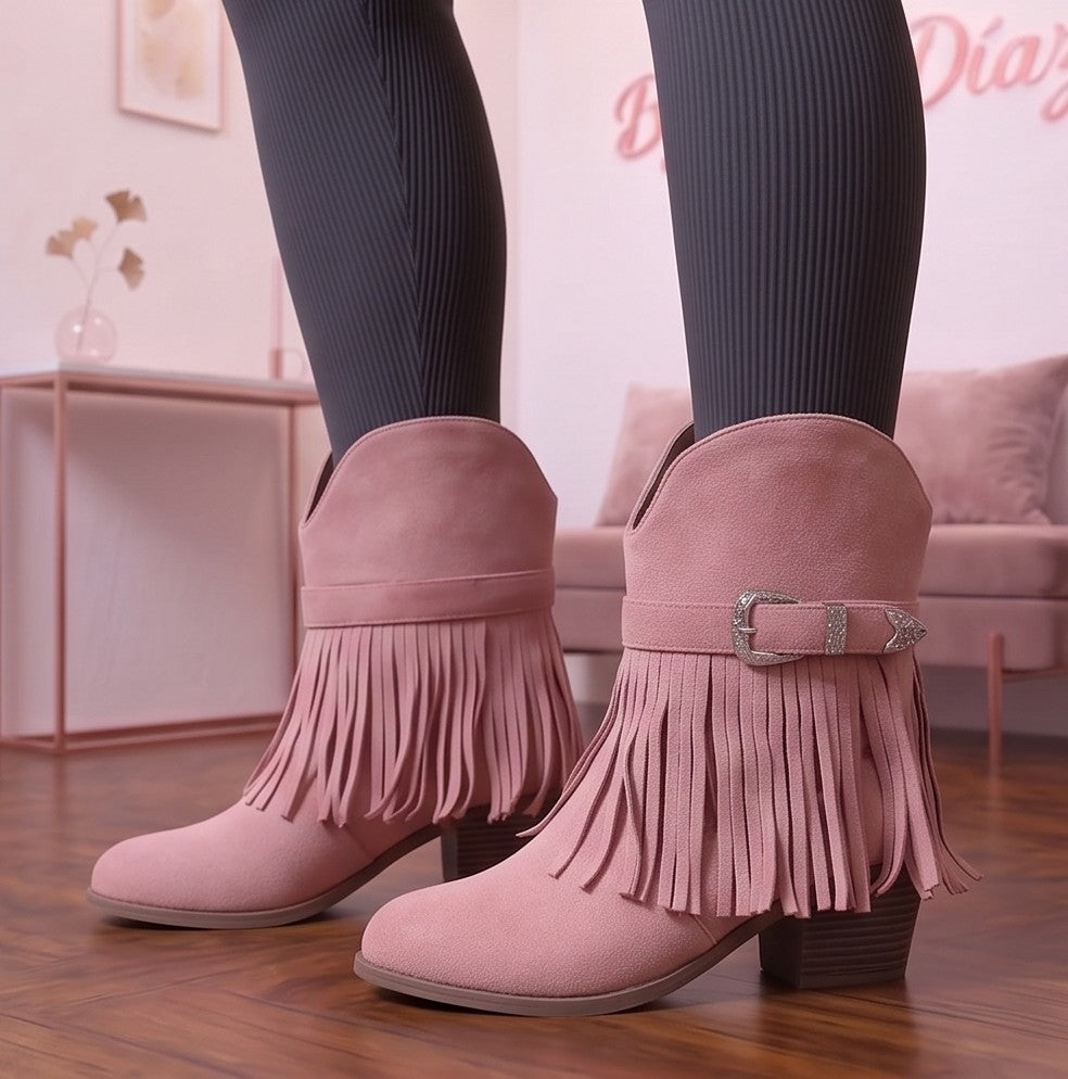 botas cowboy camperas para mujer de caña media con flecos decorativos y tira con hebilla grabada estilo western, confeccionadas en suave ante en cuatro tonos: blanco roto, marrón claro caramelo, negro clásico y rosa pastel, con tacón grueso cómodo y puntera redonda.
