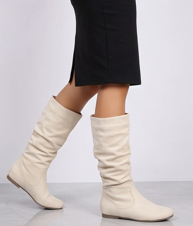 Botas arrugadas de ante sintético de caña media para mujer con puntera redonda, suela plana y cremallera lateral, disponibles en colores negro, caramelo, gris, rosa, blanco roto, rojo y caqui oscuro.
