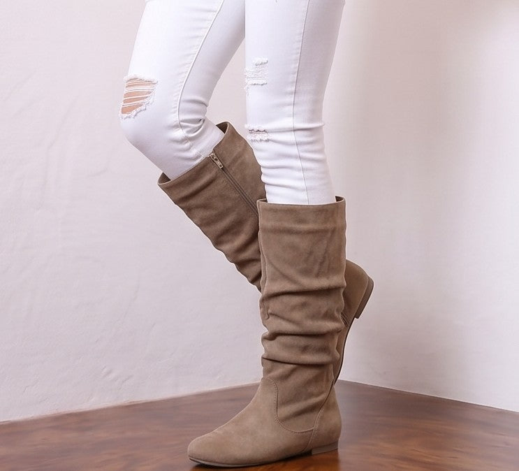 Botas arrugadas de ante sintético de caña media para mujer con puntera redonda, suela plana y cremallera lateral, disponibles en colores negro, caramelo, gris, rosa, blanco roto, rojo y caqui oscuro.