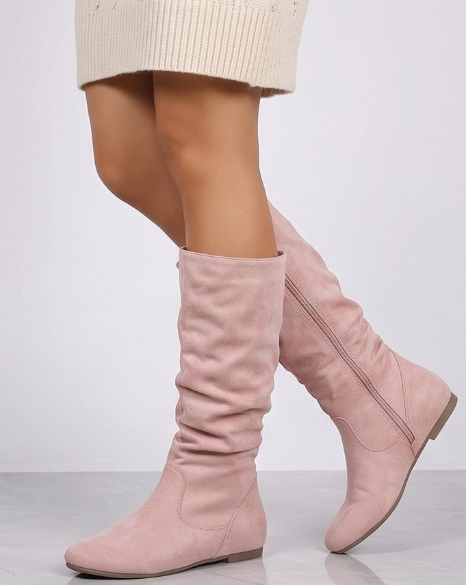 Botas arrugadas de ante sintético de caña media para mujer con puntera redonda, suela plana y cremallera lateral, disponibles en colores negro, caramelo, gris, rosa, blanco roto, rojo y caqui oscuro.