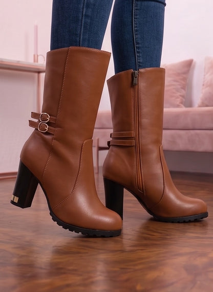 Botas de media caña para mujer en polipiel PU con tacón ancho alto y detalles metálicos dorados en la base del tacón. Diseño de puntera redonda con doble tira lateral decorativa, hebillas doradas redondas y cierre de cremallera interior. Disponibles en color negro, blanco y camel