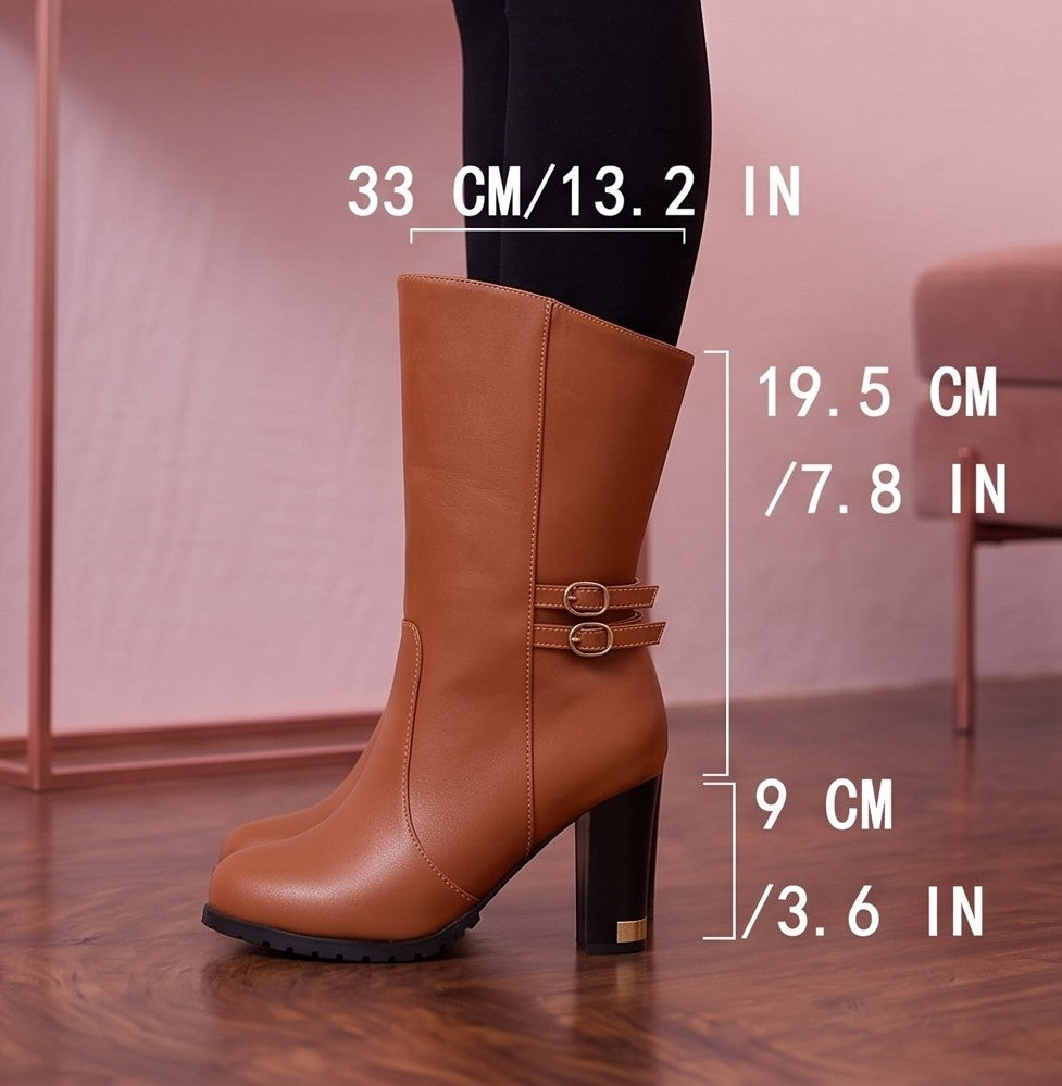 Botas de media caña para mujer en polipiel PU con tacón ancho alto y detalles metálicos dorados en la base del tacón. Diseño de puntera redonda con doble tira lateral decorativa, hebillas doradas redondas y cierre de cremallera interior. Disponibles en color negro, blanco y camel