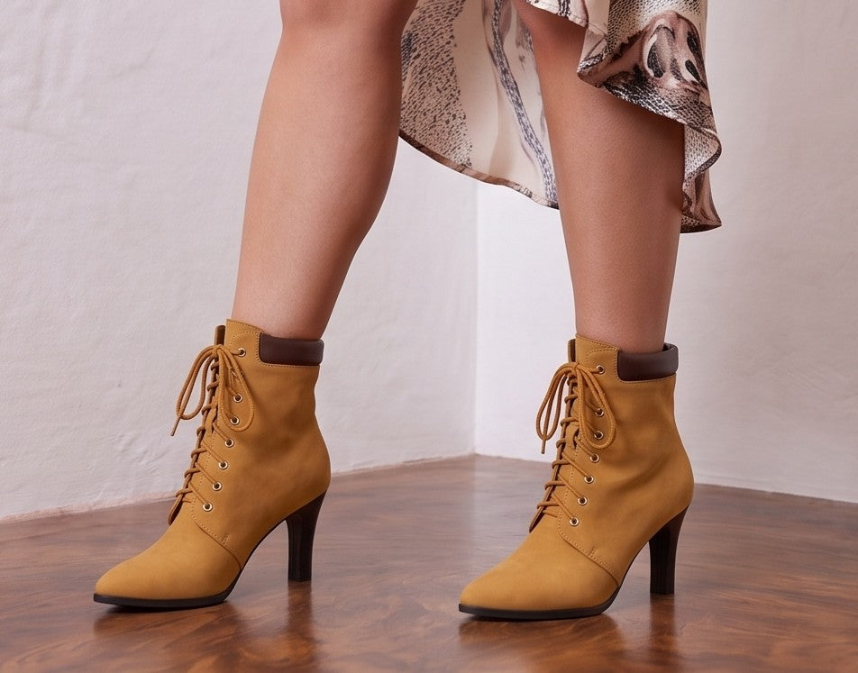 Botines de tacón alto grueso con puntera fina y cordones frontales ajustables, estilo europeo y americano, con cuello acolchado marrón en contraste y suela de goma. Disponibles en tres acabados: verde camuflaje militar, tejido denim azul vaquero y amarillo mostaza suave.