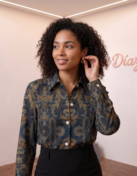 Camisa de manga larga para mujer con cuello clásico y estampado damasco vintage en tonos verde oscuro y morado, con botones frontales blancos.