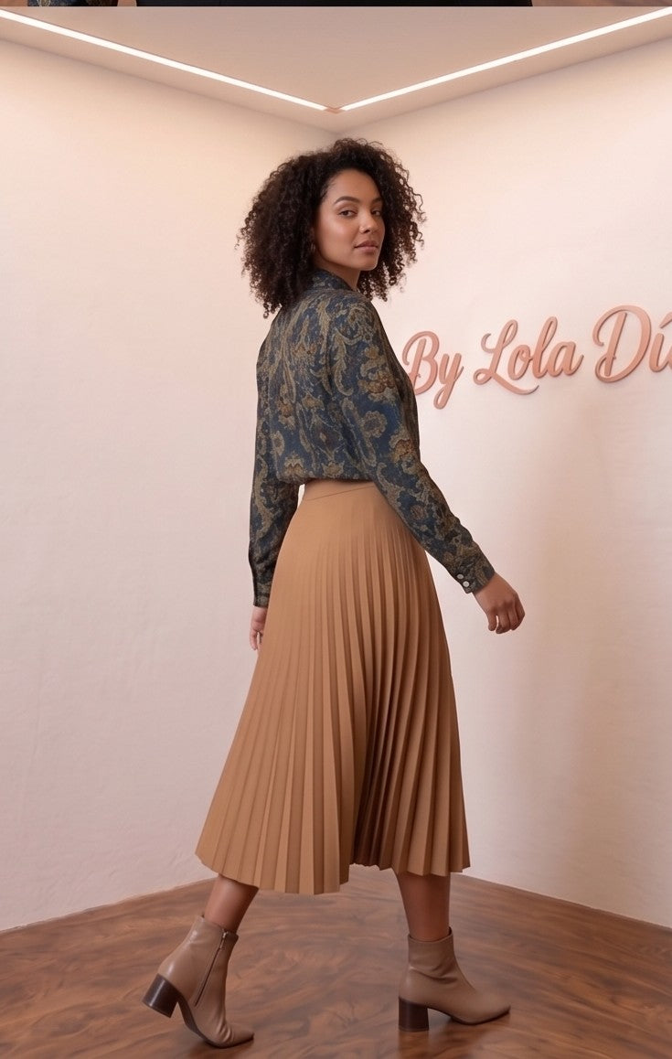 Camisa de manga larga para mujer con cuello clásico y estampado damasco vintage en tonos verde oscuro y morado, con botones frontales blancos.
