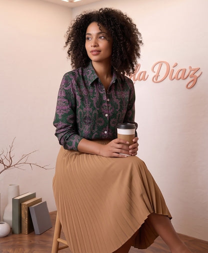Camisa de manga larga para mujer con cuello clásico y estampado damasco vintage en tonos verde oscuro y morado, con botones frontales blancos.