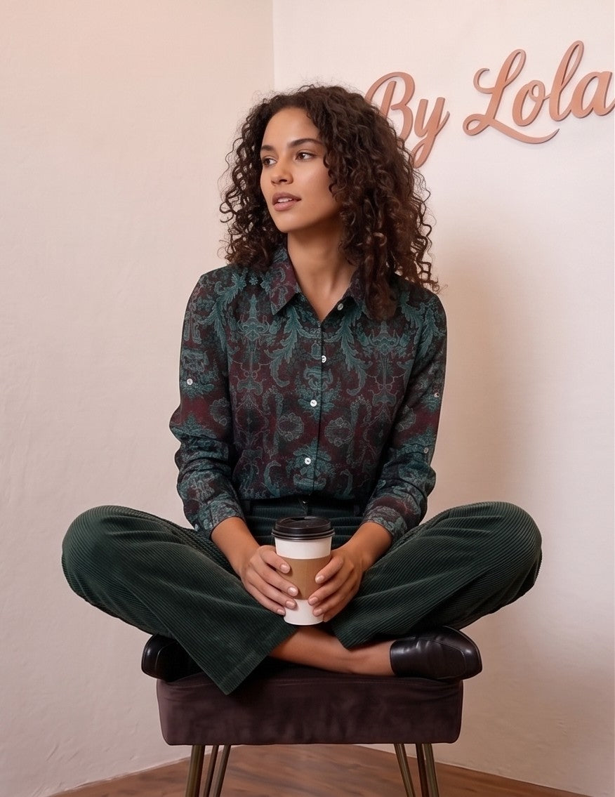 Camisa de manga larga para mujer con cuello clásico y estampado damasco vintage en tonos verde oscuro y morado, con botones frontales blancos.