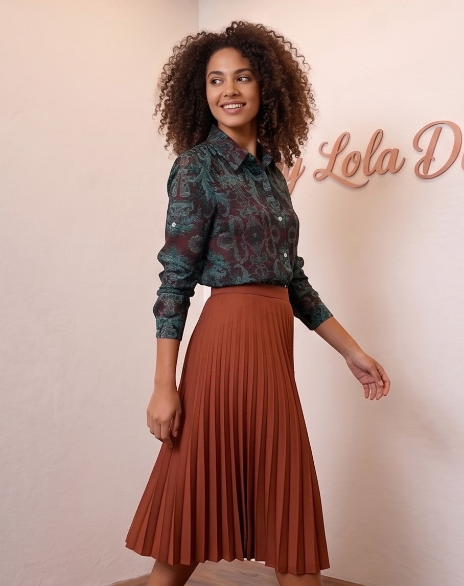 Camisa de manga larga para mujer con cuello clásico y estampado damasco vintage en tonos verde oscuro y morado, con botones frontales blancos.