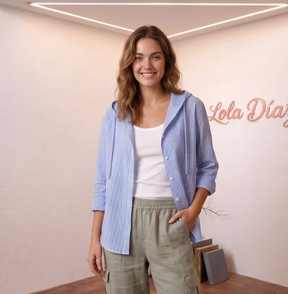Camisa de corte relajado con capucha y cordón ajustable para mujer, disponible en tejido liso blanco y rayas finas (azul, beige y gris)