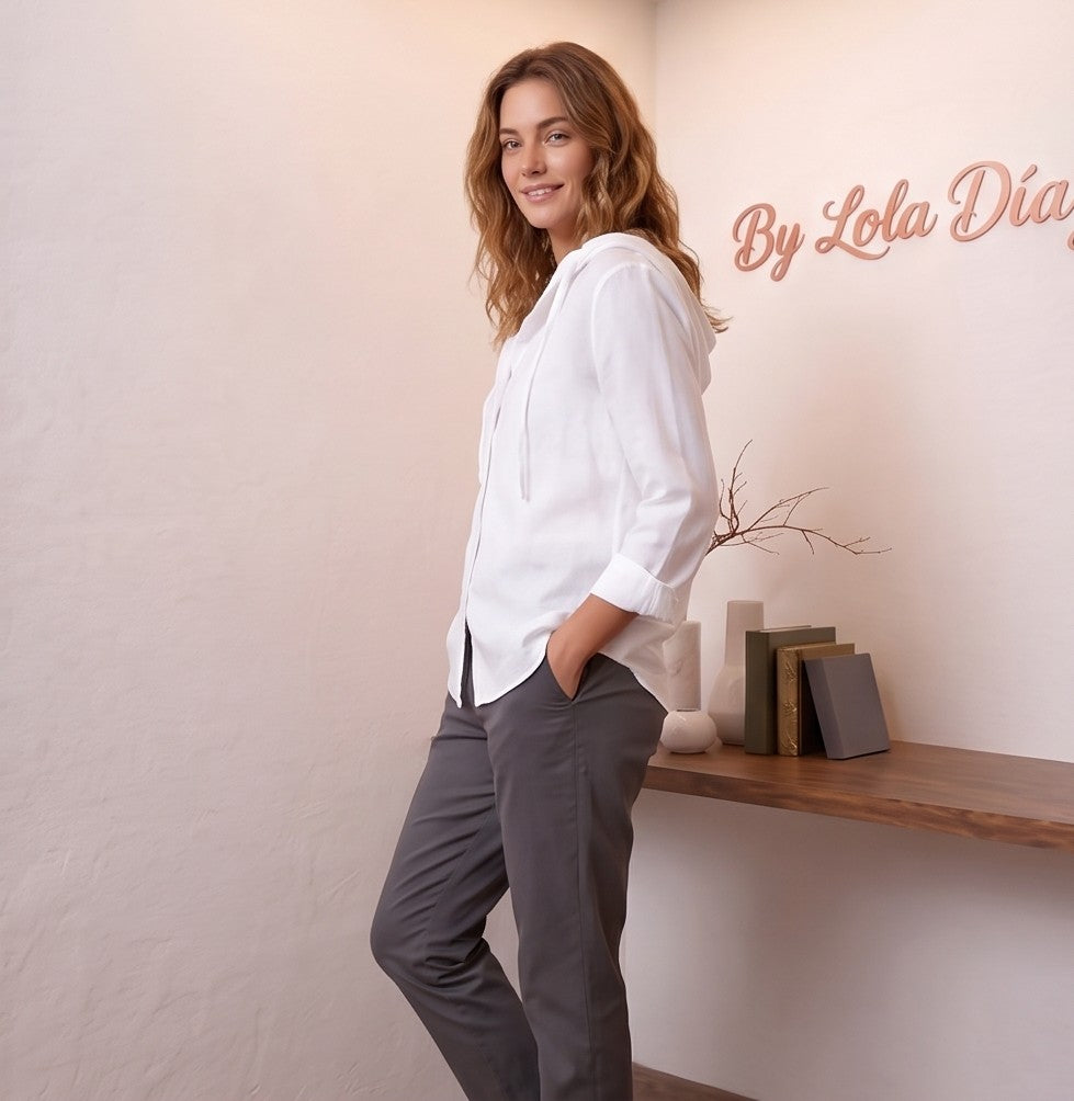 Camisa de corte relajado con capucha y cordón ajustable para mujer, disponible en tejido liso blanco y rayas finas (azul, beige y gris)