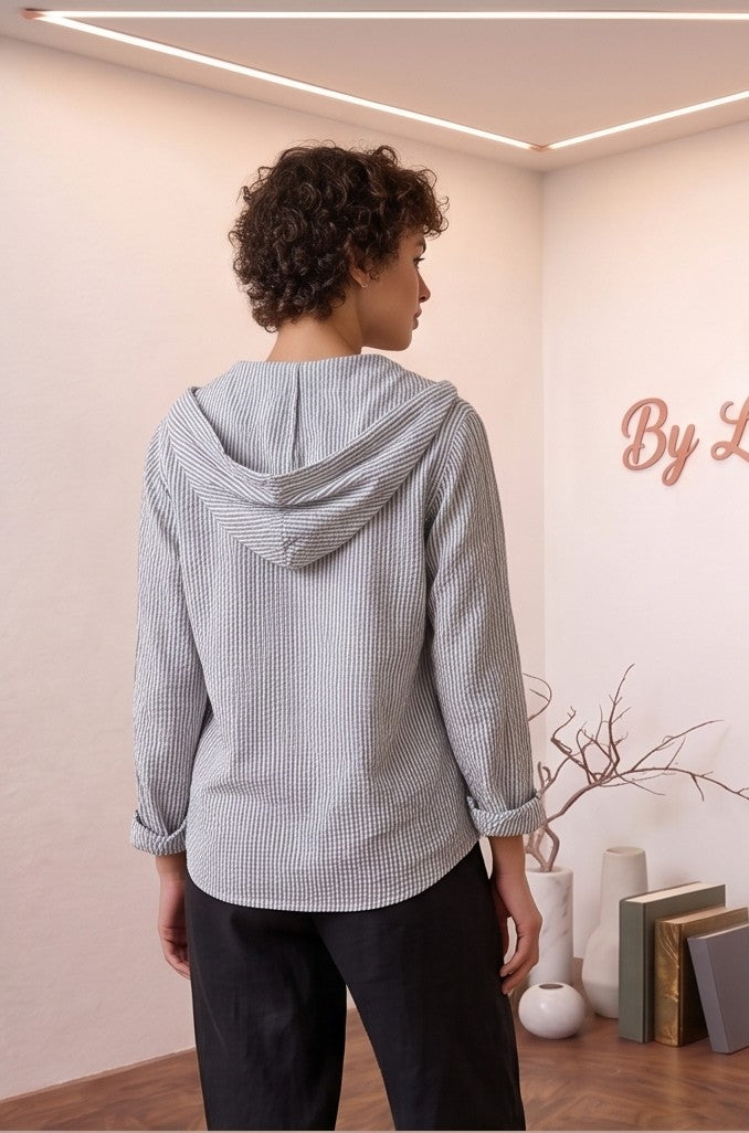 Camisa de corte relajado con capucha y cordón ajustable para mujer, disponible en tejido liso blanco y rayas finas (azul, beige y gris)