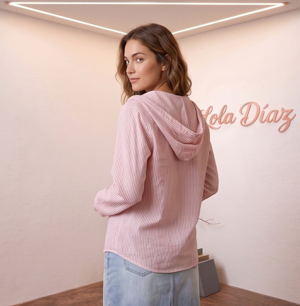 Camisa de corte relajado con capucha y cordón ajustable para mujer, disponible en tejido liso blanco y rayas finas (azul, beige y gris)