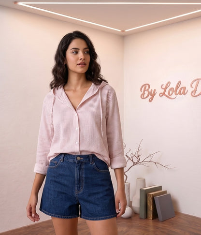 Camisa de corte relajado con capucha y cordón ajustable para mujer, disponible en tejido liso blanco y rayas finas (azul, beige y gris)