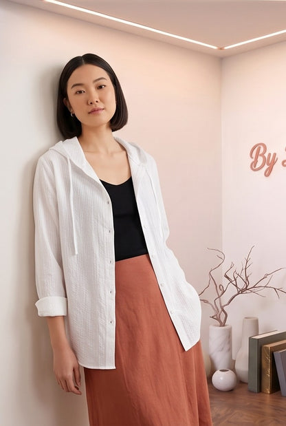 Camisa de corte relajado con capucha y cordón ajustable para mujer, disponible en tejido liso blanco y rayas finas (azul, beige y gris)