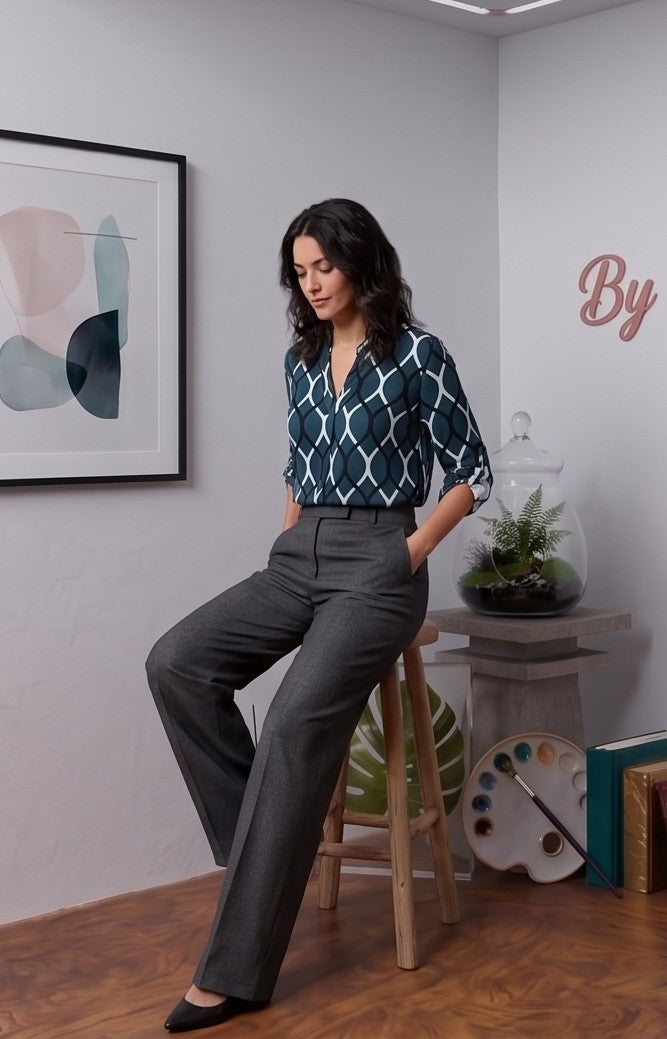 Camisa de tres colores con estampado geométrico de interlocking O, disponible en combinaciones de verde, blanco y negro, azul, blanco y negro, y negro, marrón y blanco.