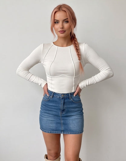 Camiseta ajustada de manga larga en tejido canalé fino con detalles de costuras vistas tipo corsé, disponible en blanco, negro, azul marino, verde oliva y rosa fucsia.