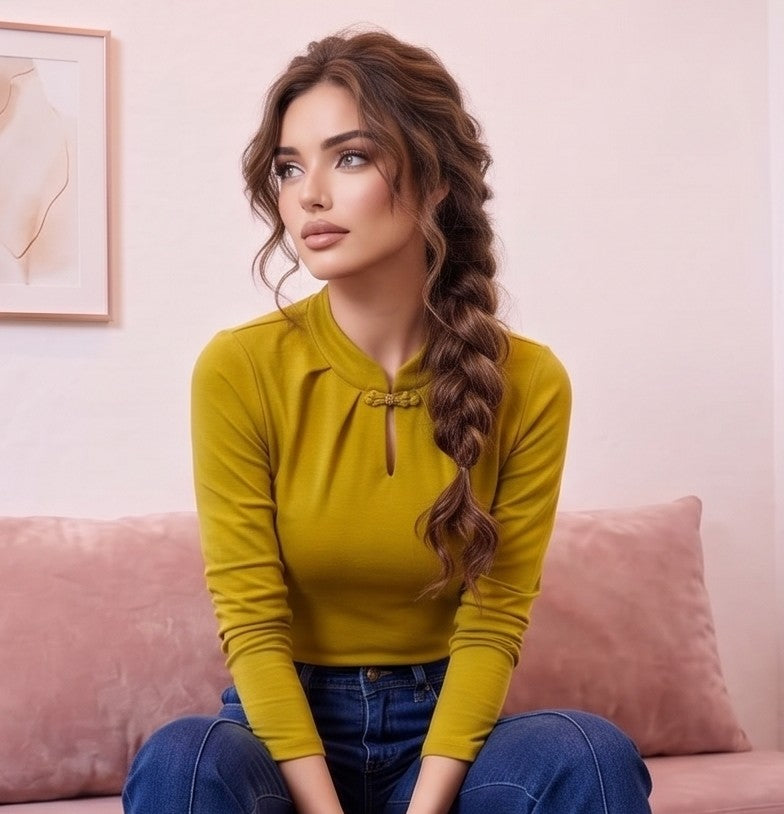 Camiseta de manga larga entallada para mujer con cuello mao, detalle de botón oriental con abertura tipo lágrima y pliegues en el escote, disponible en colores negro, marrón café, rojo y amarillo mostaza