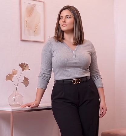 Camiseta henley de manga larga para mujer en color liso (blanco, negro y gris claro), con escote en pico o cuello en V pronunciado, detalle de botonadura decorativa al pecho y tejido elástico de algodón de ajuste regular fit
