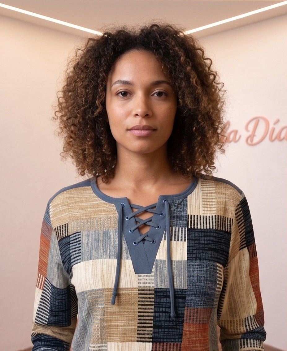camiseta de mujer en tonos gris y negro, de manga 3/4, escote redondo con detalle de cordones cruzados y diseño combinado con estampado de cuadros.