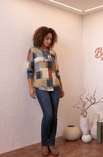 camiseta de mujer en tonos gris y negro, de manga 3/4, escote redondo con detalle de cordones cruzados y diseño combinado con estampado de cuadros.