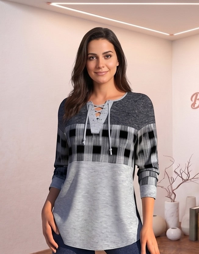 camiseta de mujer en tonos gris y negro, de manga 3/4, escote redondo con detalle de cordones cruzados y diseño combinado con estampado de cuadros.