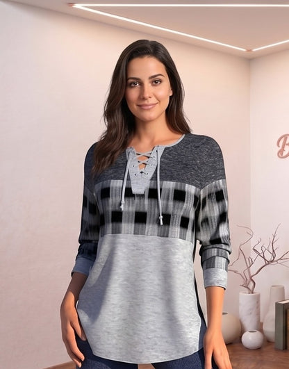 camiseta de mujer en tonos gris y negro, de manga 3/4, escote redondo con detalle de cordones cruzados y diseño combinado con estampado de cuadros.