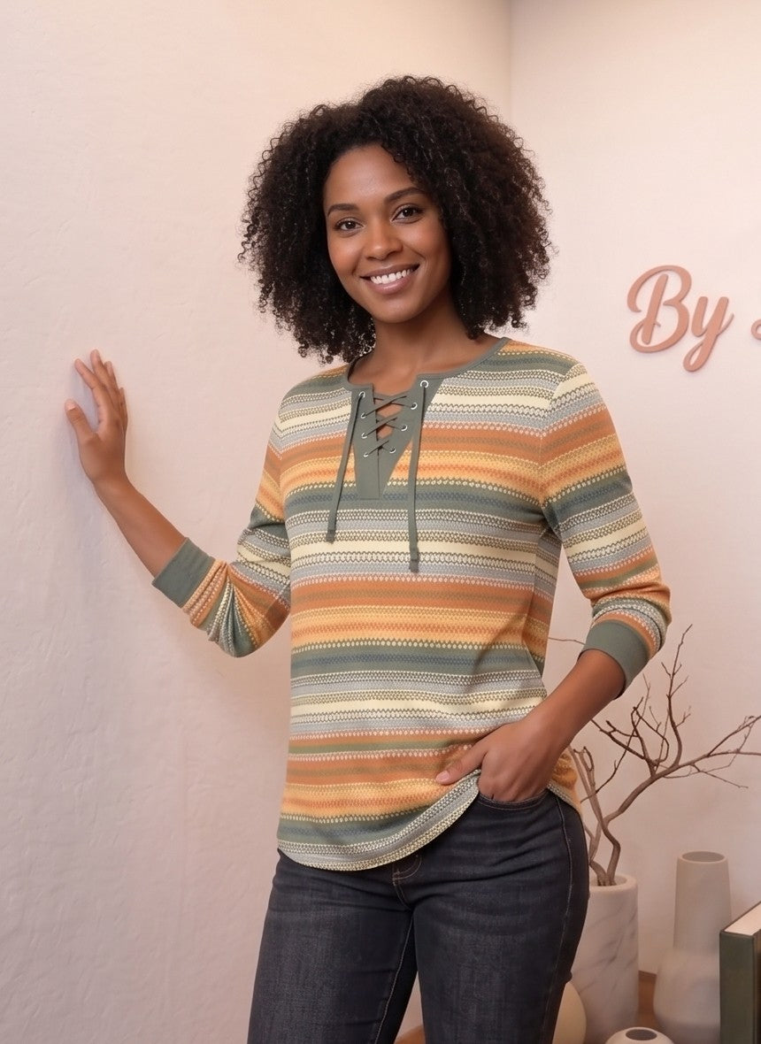 camiseta de mujer en tonos gris y negro, de manga 3/4, escote redondo con detalle de cordones cruzados y diseño combinado con estampado de cuadros.