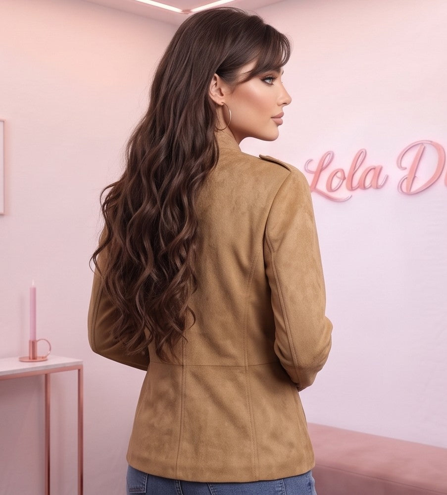 Chaqueta casual para mujer de tejido tipo antelina o gamuza con textura suave, diseño entallado con cuello mao tipo militar, charreteras en los hombros, cierre frontal de botones forrados y bolsillos con solapa en el pecho