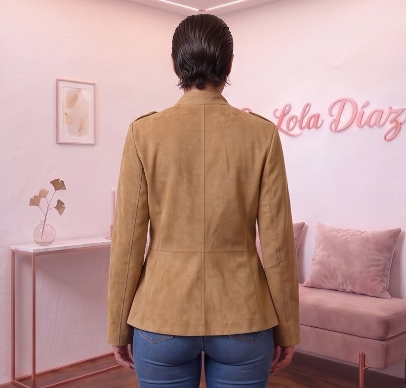 Chaqueta casual para mujer de tejido tipo antelina o gamuza con textura suave, diseño entallado con cuello mao tipo militar, charreteras en los hombros, cierre frontal de botones forrados y bolsillos con solapa en el pecho