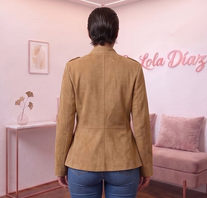 Chaqueta casual para mujer de tejido tipo antelina o gamuza con textura suave, diseño entallado con cuello mao tipo militar, charreteras en los hombros, cierre frontal de botones forrados y bolsillos con solapa en el pecho