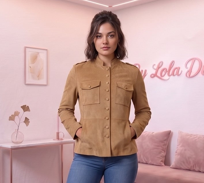 Chaqueta casual para mujer de tejido tipo antelina o gamuza con textura suave, diseño entallado con cuello mao tipo militar, charreteras en los hombros, cierre frontal de botones forrados y bolsillos con solapa en el pecho
