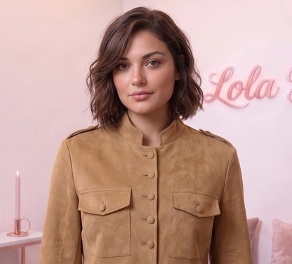 Chaqueta casual para mujer de tejido tipo antelina o gamuza con textura suave, diseño entallado con cuello mao tipo militar, charreteras en los hombros, cierre frontal de botones forrados y bolsillos con solapa en el pecho