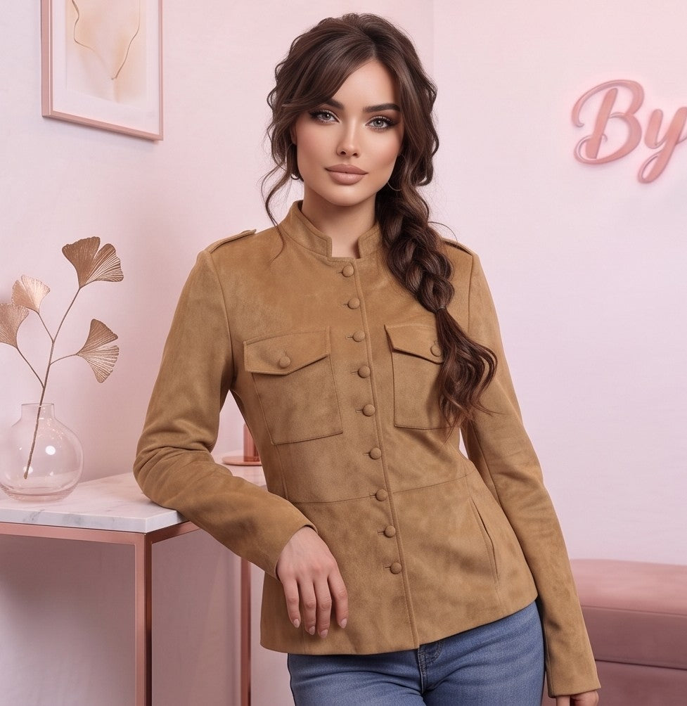 Chaqueta casual para mujer de tejido tipo antelina o gamuza con textura suave, diseño entallado con cuello mao tipo militar, charreteras en los hombros, cierre frontal de botones forrados y bolsillos con solapa en el pecho