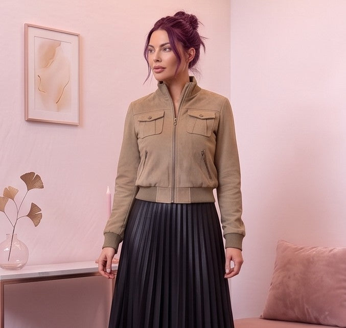 Chaqueta corta estilo bomber para mujer con cuello alto elástico acanalado, cremallera metálica central, dos bolsillos con solapa en el pecho y bolsillos laterales de cremallera, confeccionada en tejido de efecto antelina suave disponible en tonos caqui y gris oscuro