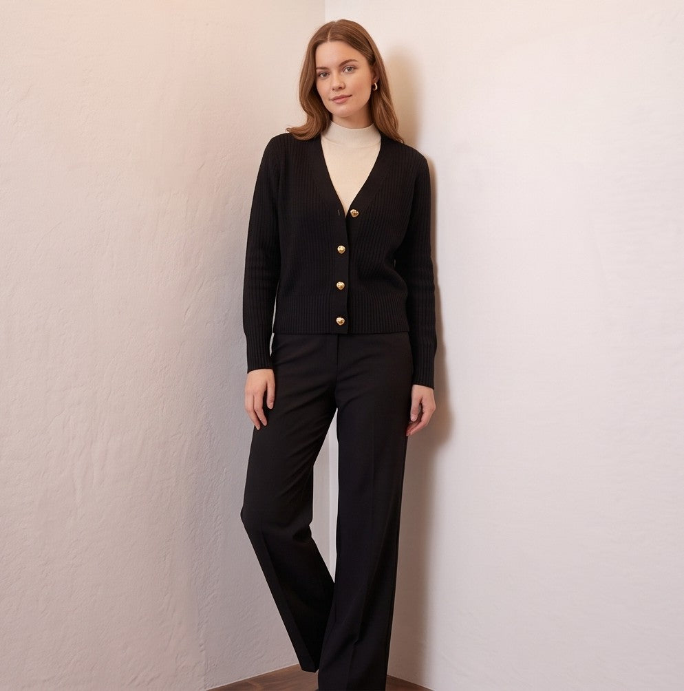 Chaqueta cardigan de punto fino para mujer con escote en pico, textura acanalada en puños y bajo, y botones joya dorados en relieve con forma de corazón.