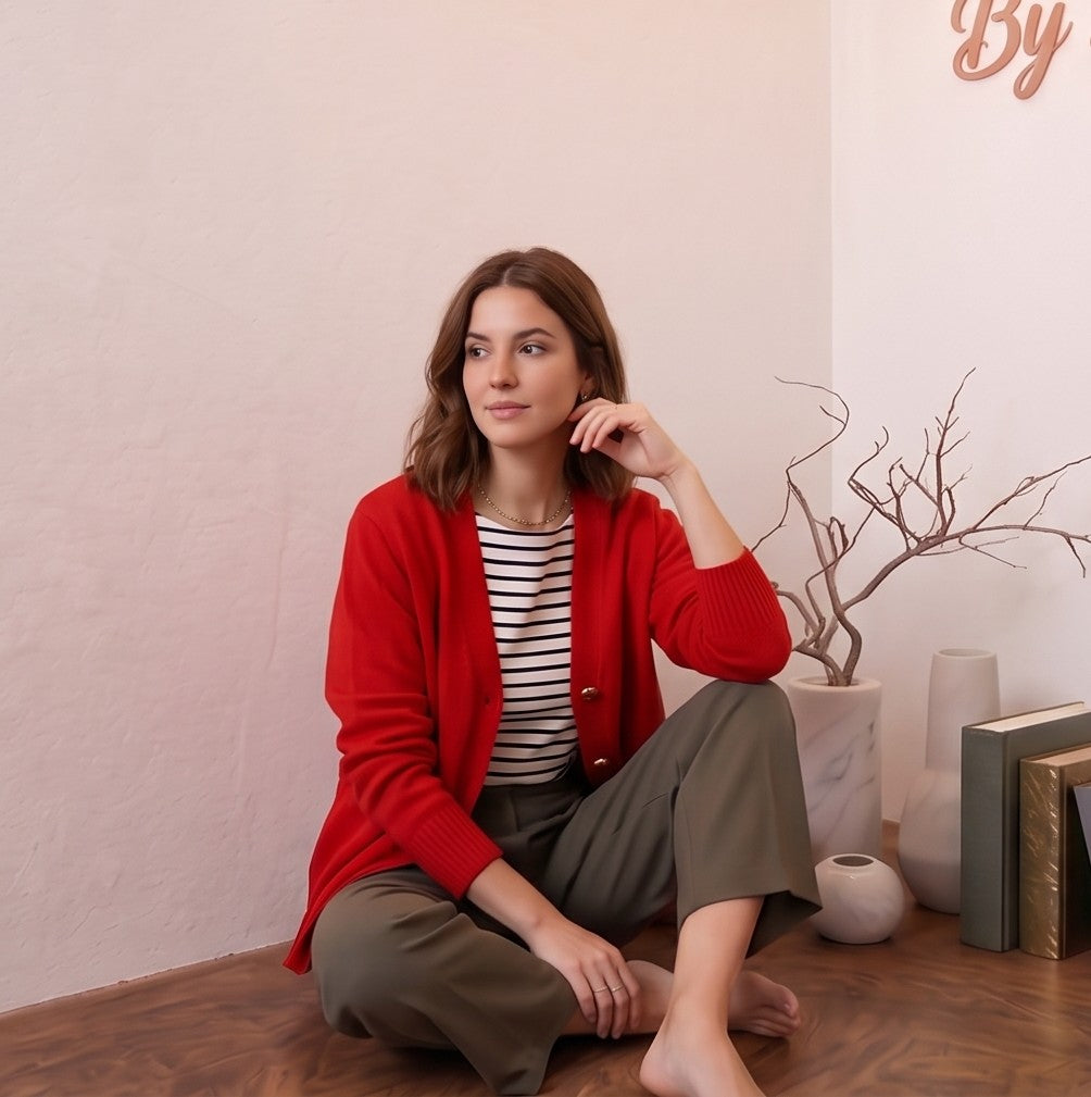 Chaqueta cardigan de punto fino para mujer con escote en pico, textura acanalada en puños y bajo, y botones joya dorados en relieve con forma de corazón.