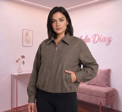 Cazadora estilo bomber de corte holgado para mujer en paño tipo lana suave, disponible en marrón caqui oscuro y negro, con cuello camisero de solapa, cierre frontal de cremallera metálica, puños ajustados y bajo elástico fruncido