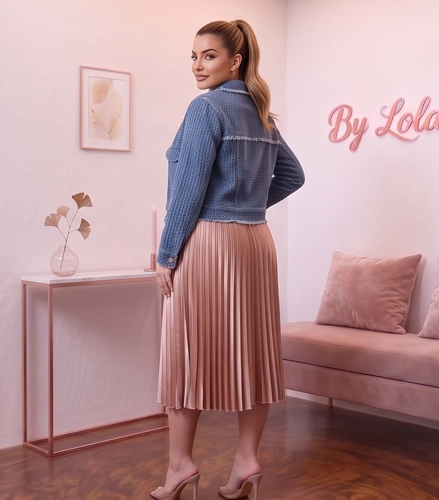 Chaqueta corta de mujer en tejido texturizado azul denim con bolsillos frontales de parche, cuello clásico y botones blancos estilo joya, ideal para un look casual y urbano.