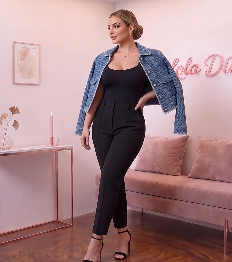 Chaqueta corta de mujer en tejido texturizado azul denim con bolsillos frontales de parche, cuello clásico y botones blancos estilo joya, ideal para un look casual y urbano.