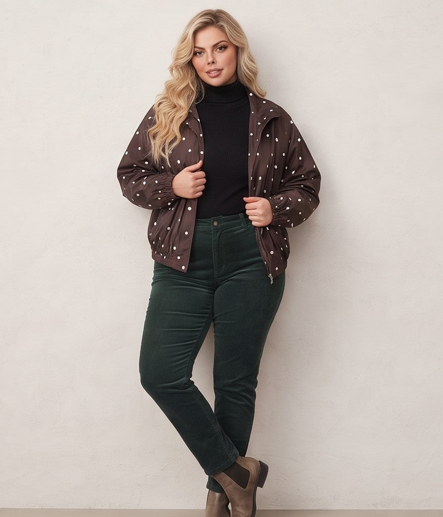 Chaqueta cortavientos de mujer con estampado de lunares, cuello alzado y cierre de cremallera, ideal para un look casual y urbano.