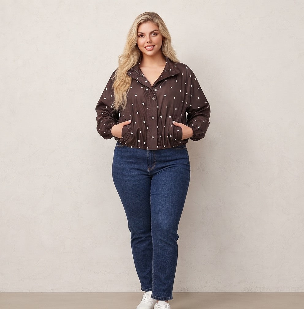 Chaqueta cortavientos de mujer con estampado de lunares, cuello alzado y cierre de cremallera, ideal para un look casual y urbano.