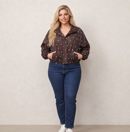 Chaqueta cortavientos de mujer con estampado de lunares, cuello alzado y cierre de cremallera, ideal para un look casual y urbano.