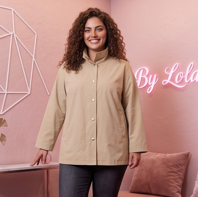 Chaqueta ligera de mujer corte holgado oversize con cuello alto chimenea, cierre frontal de botones metálicos a presión y bolsillos laterales
